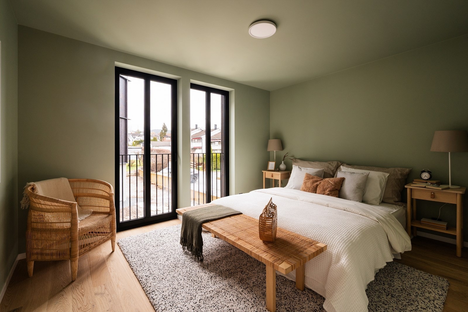 Et romslig hovedsoverom med vegger og tak malt i fargen Subtle Green, som gir et lunt og harmonisk preg. Galleribilde