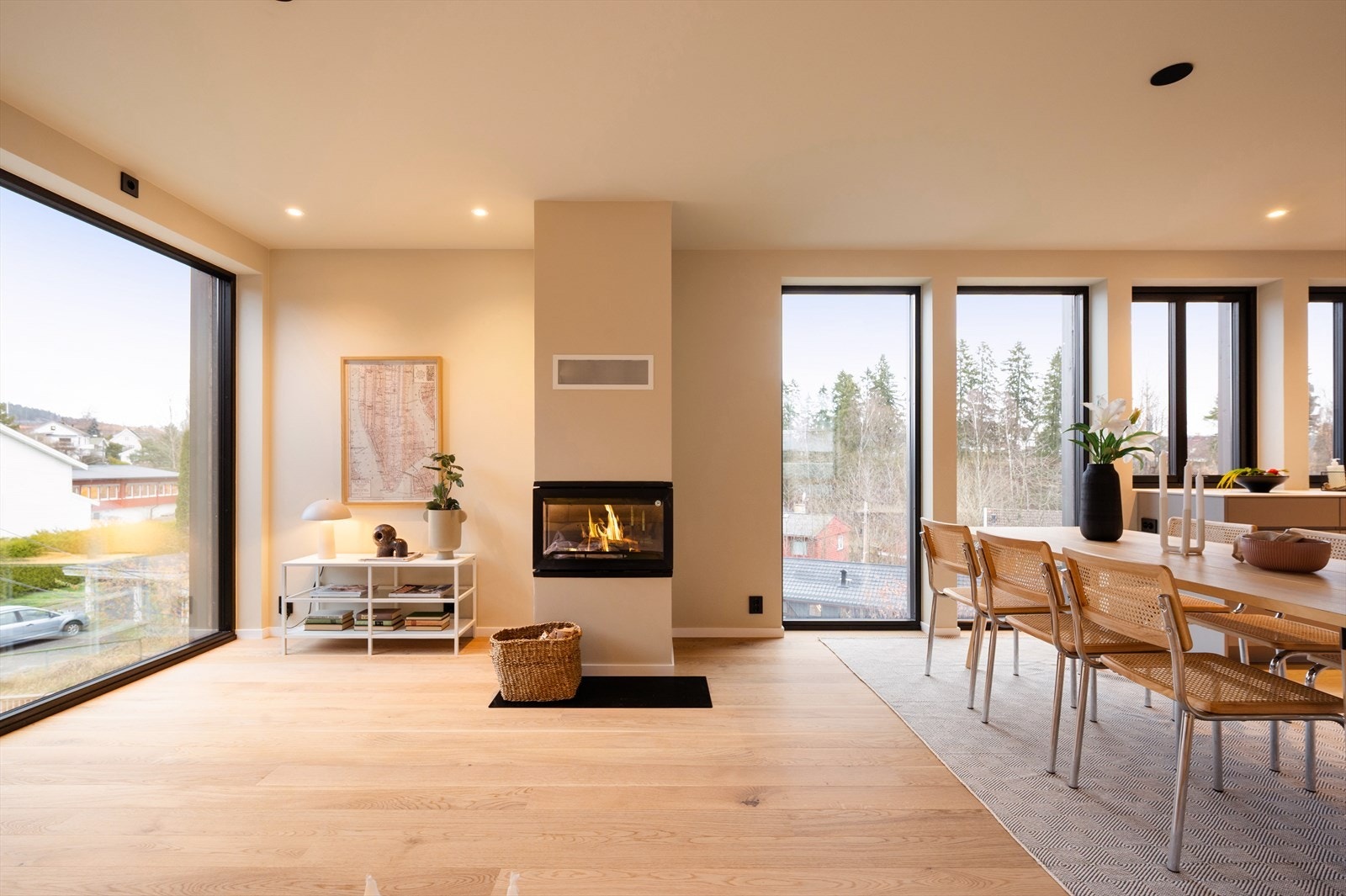 Gulvet er lagt med enstavs eikeparkett fra Boen, som gir et stilrent og tidløst uttrykk. Hyggelig peis i stuen. Galleribilde