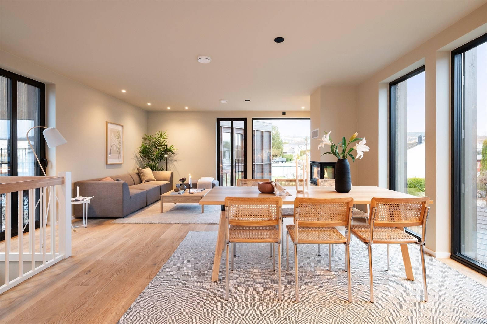 Boligen byr på lyse og luftige oppholdsrom med store vindusflater, moderne kjøkken fra Kvik, eksklusive bad med påkostede løsninger og en kjellerstue med fleksible bruksområder. Galleribilde