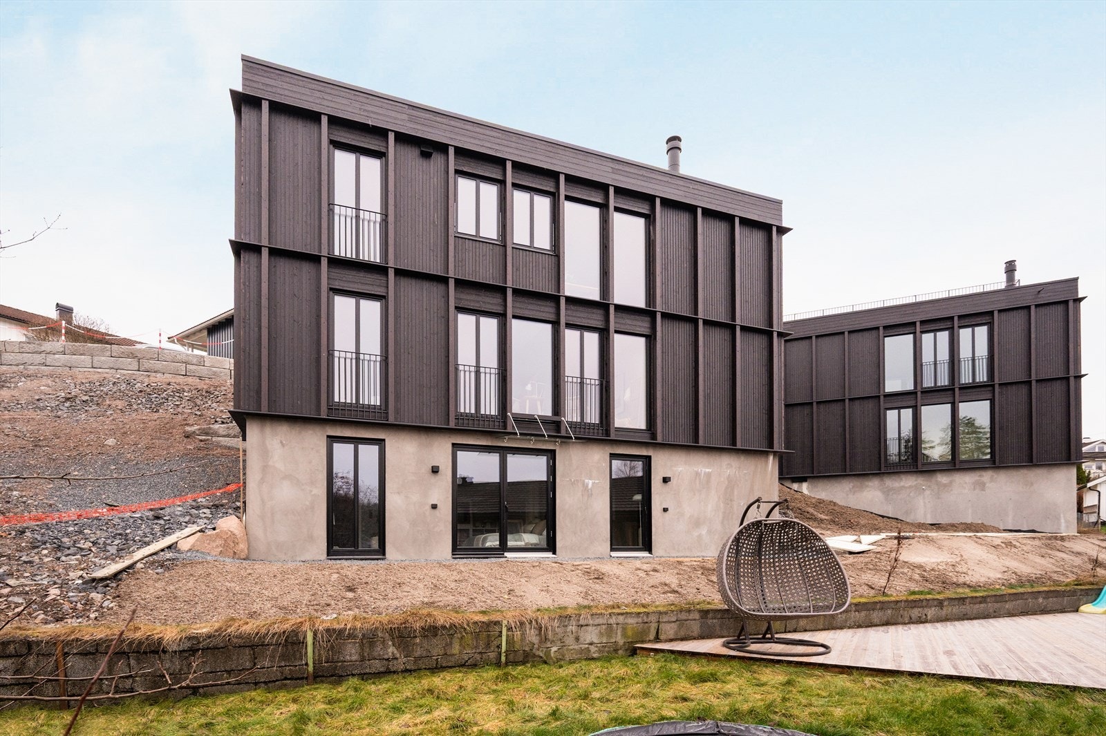 Fasade. Et moderne og stilfullt hus med spennende fasade. Uteområdene vil til våren ferdigstilles med både plen og område med sedum. Galleribilde