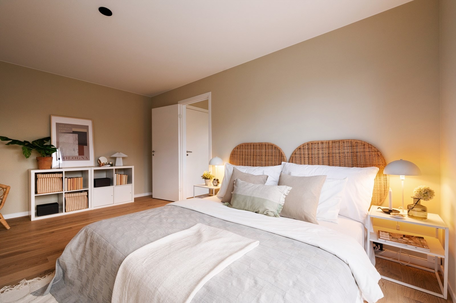 Her er det god plass til sofa / dobbeltseng, nattbord og garderobeløsning. Galleribilde