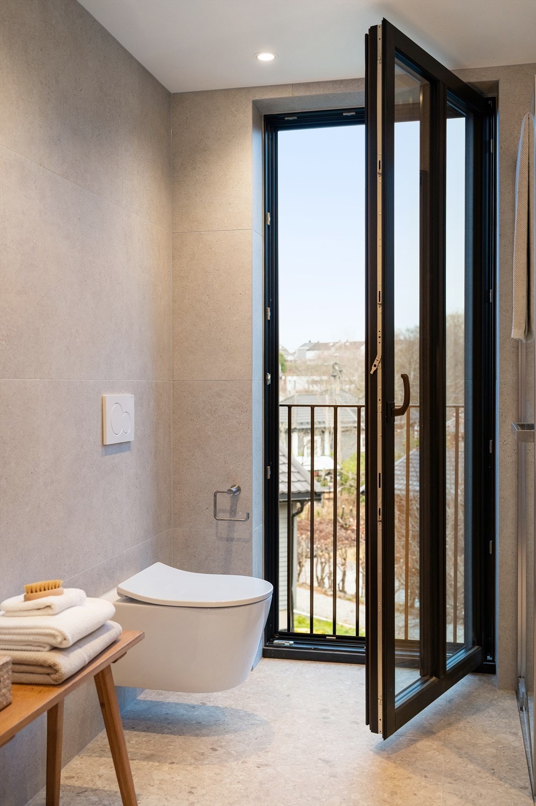 Vegghengt Toto RP toalett med tornado flush og soft-close sete gir moderne komfort. Det er lagt opp strøm og vann for spyledo. Galleribilde