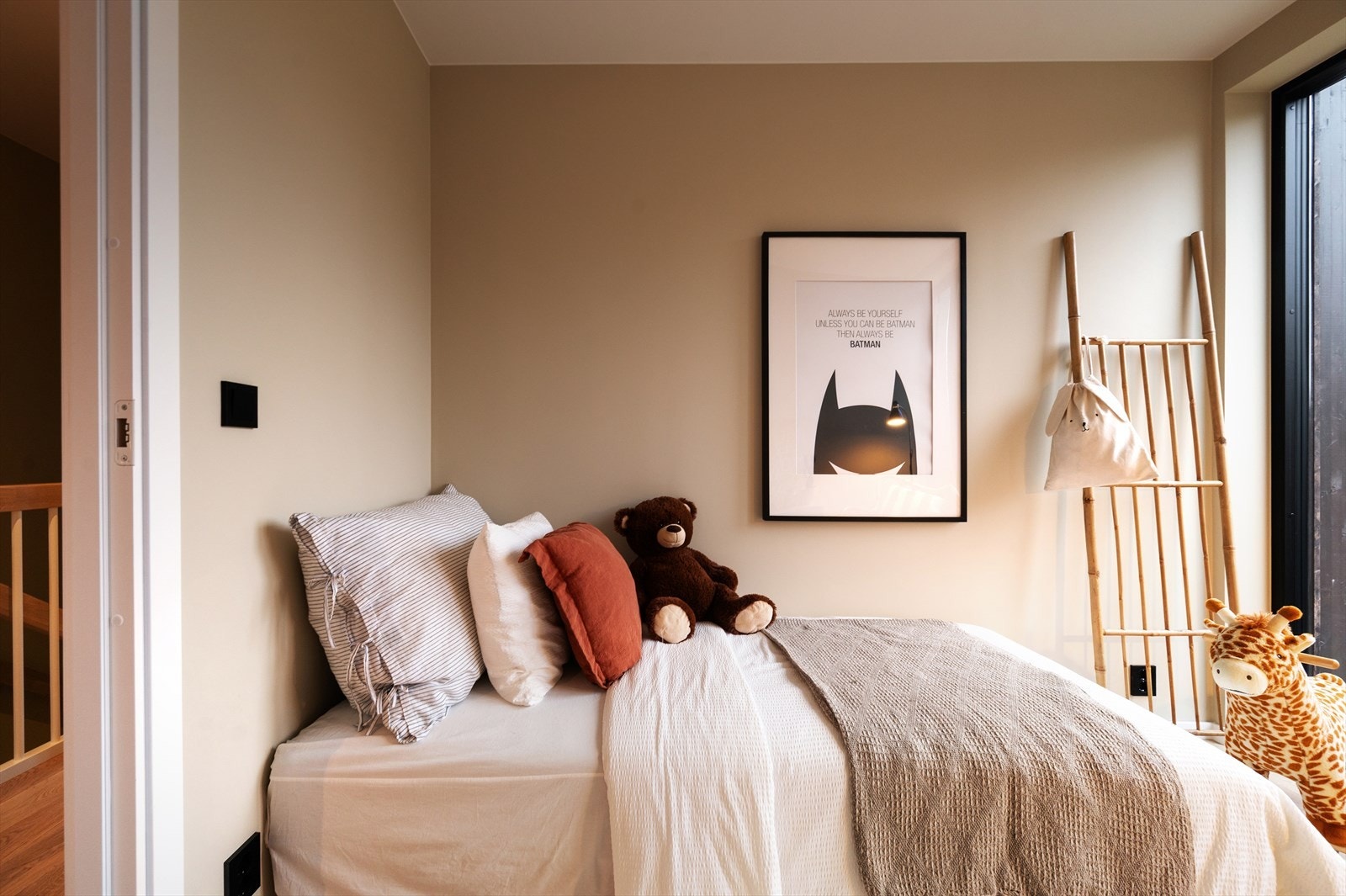 Rommet passer i likhet med soverom 2 som barnerom, gjesterom eller kontor. Galleribilde