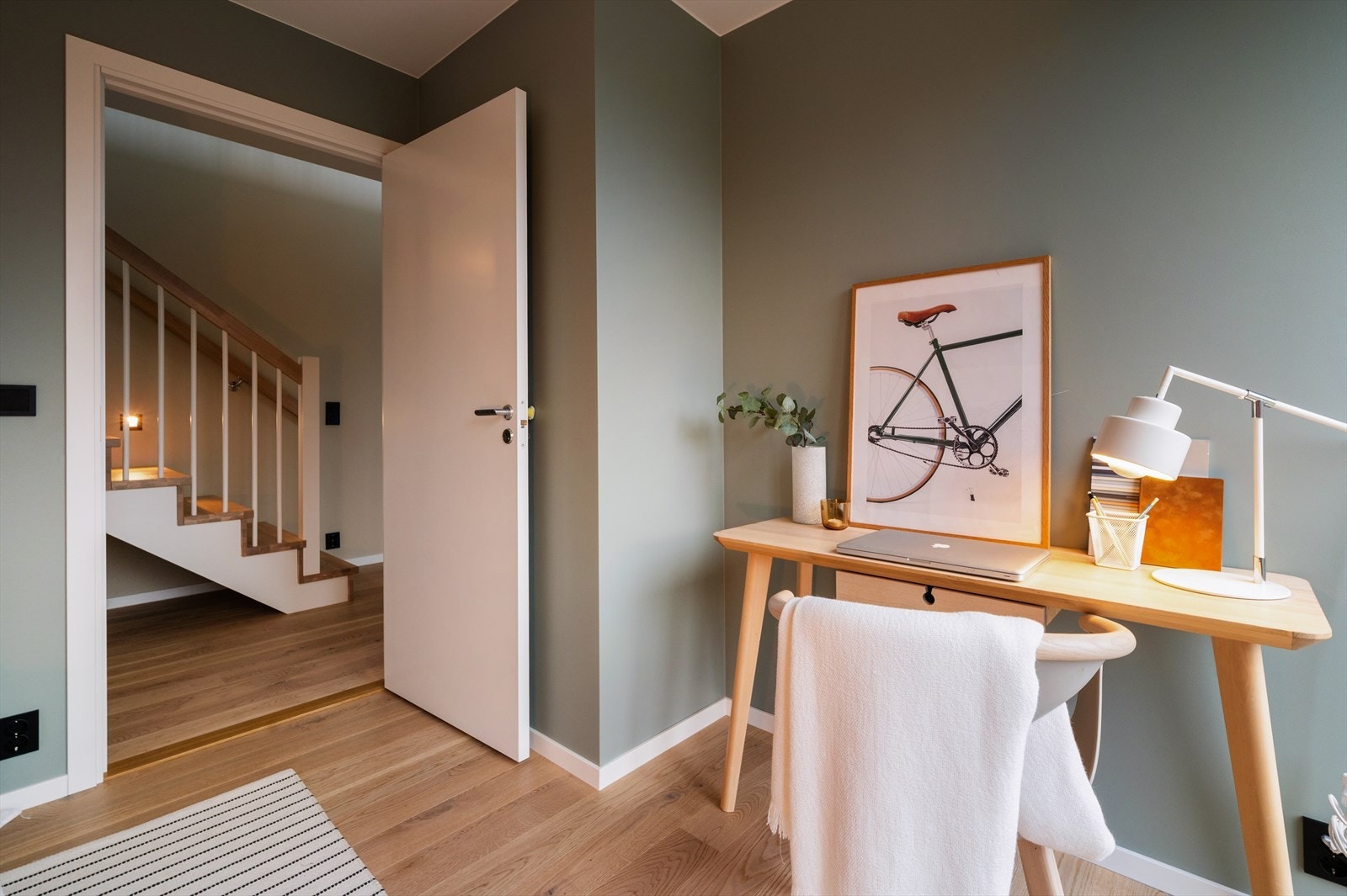 God plass til både seng, nattbord og kontorpult. Galleribilde