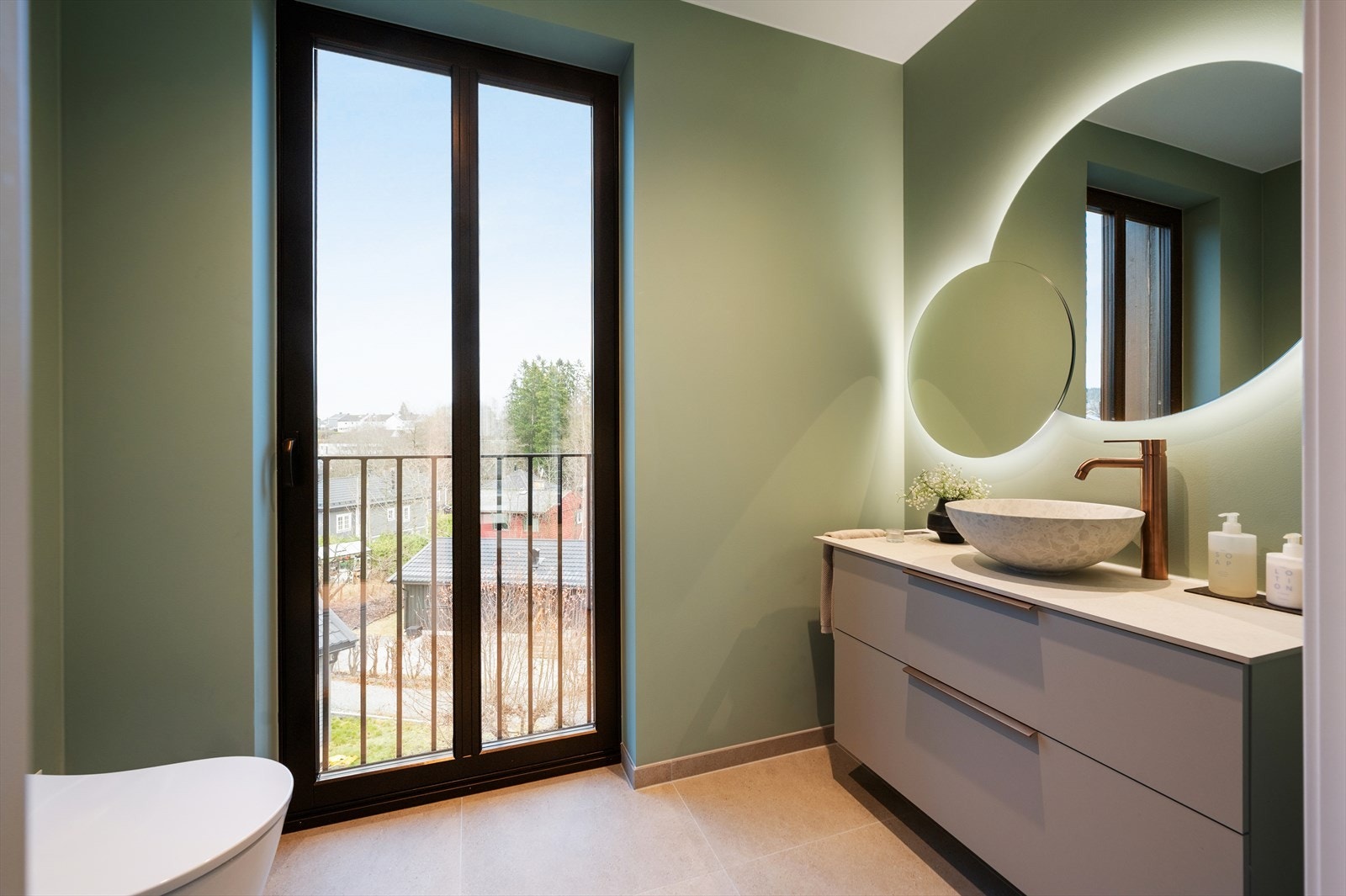 Et stilrent og moderne gjestebad med nøye utvalgte detaljer. Galleribilde