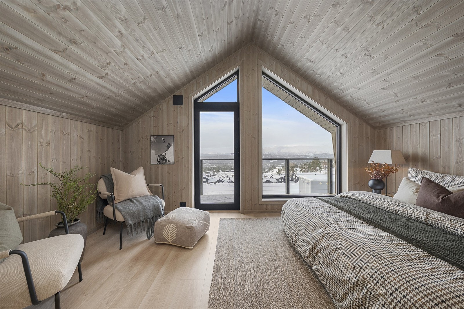 Hovedsoverom er av gode størrelse, store vindusflater og har en egen balkong! Galleribilde