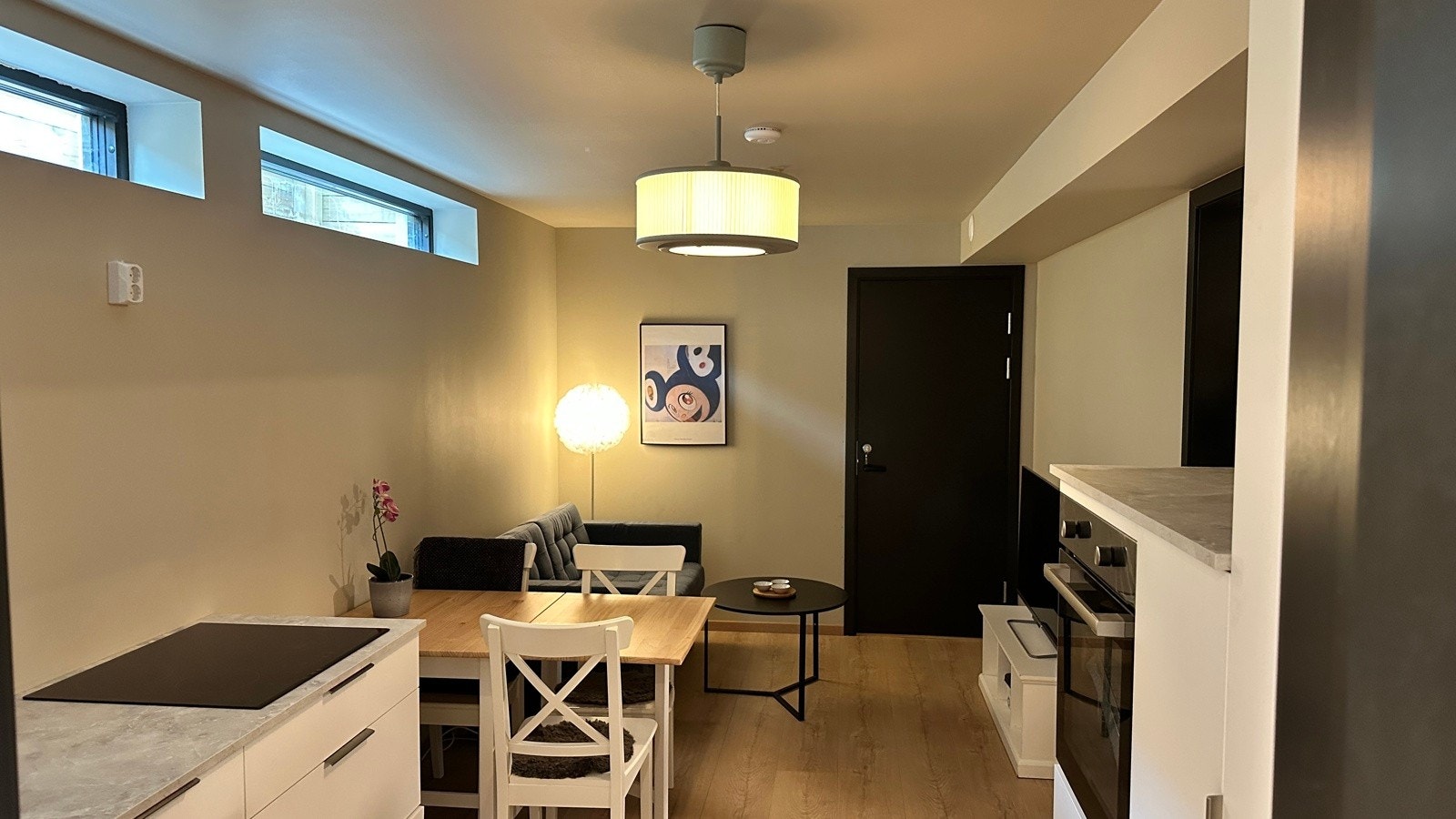 Kjelleretasjen er svært funksjonell og fleksibel med lyddører mellom gang til innredet rom/kontor i tillegg til lyddør mellom innredet rom/kontor og til kjøkken. Galleribilde