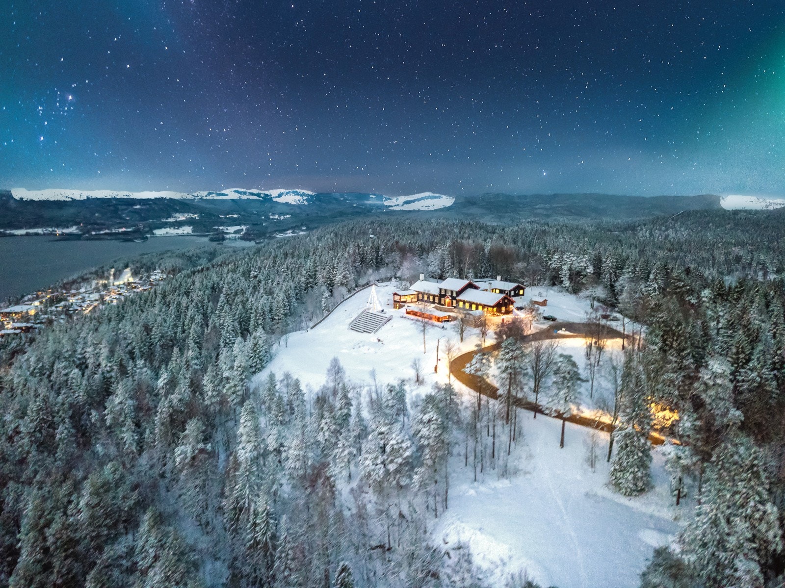 Med fantastisk utsikt, samt fjorden og hovedstaden som glitrer i det fjerne, har restauranten en eventyrlig ramme for både dagsutflukter, utekonserter og andre trivelige begivenheter. Galleribilde