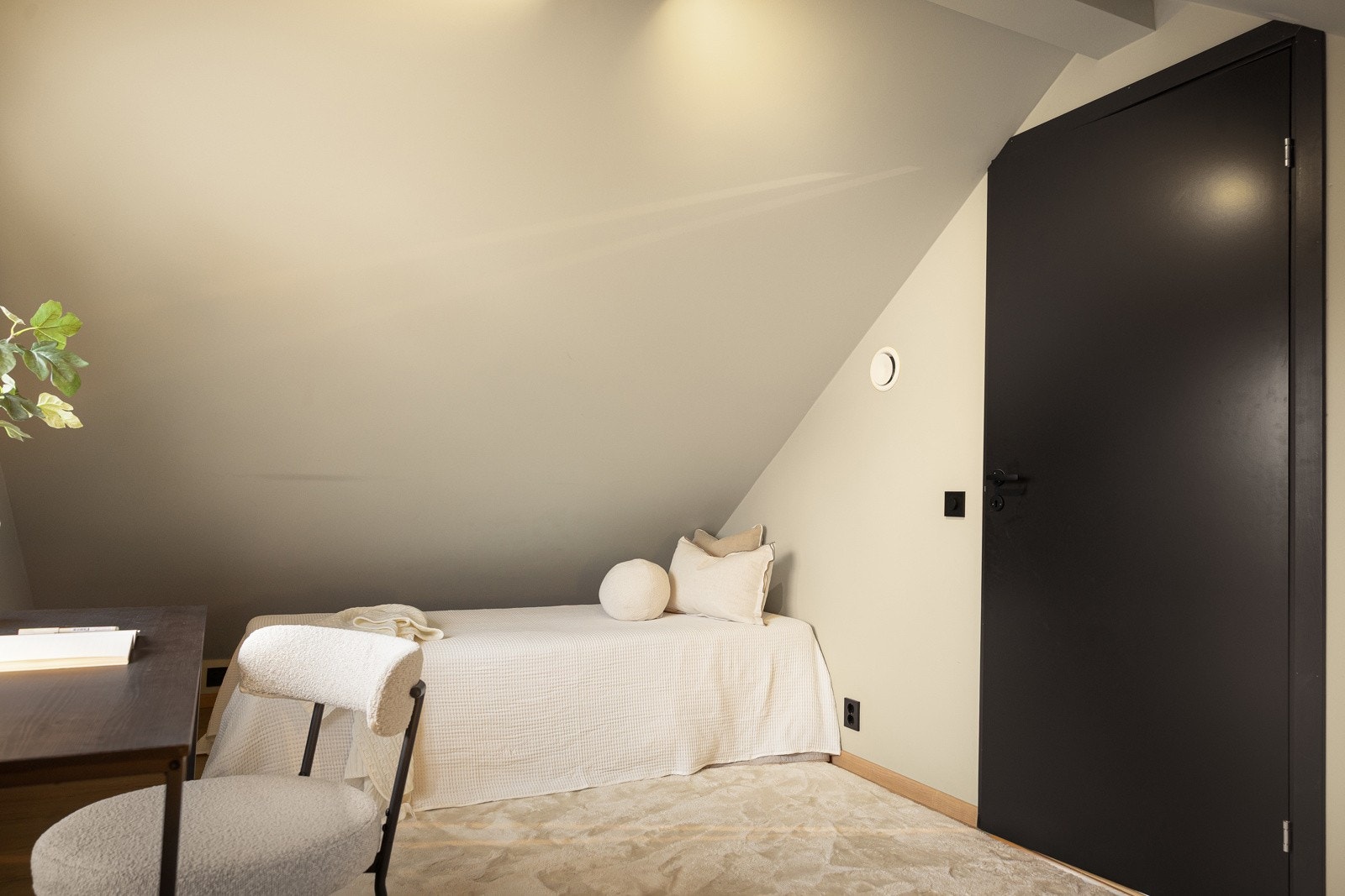 Lyst og fleksibelt rom med mange bruksmuligheter, enten som hjemmekontor eller ekstra oppholdsrom. Galleribilde