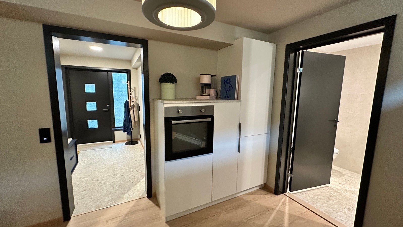 Kjelleretasjen har i tillegg egen adkomst via utvendig trapp som er utstyrt med praktiske varmekabler. Galleribilde