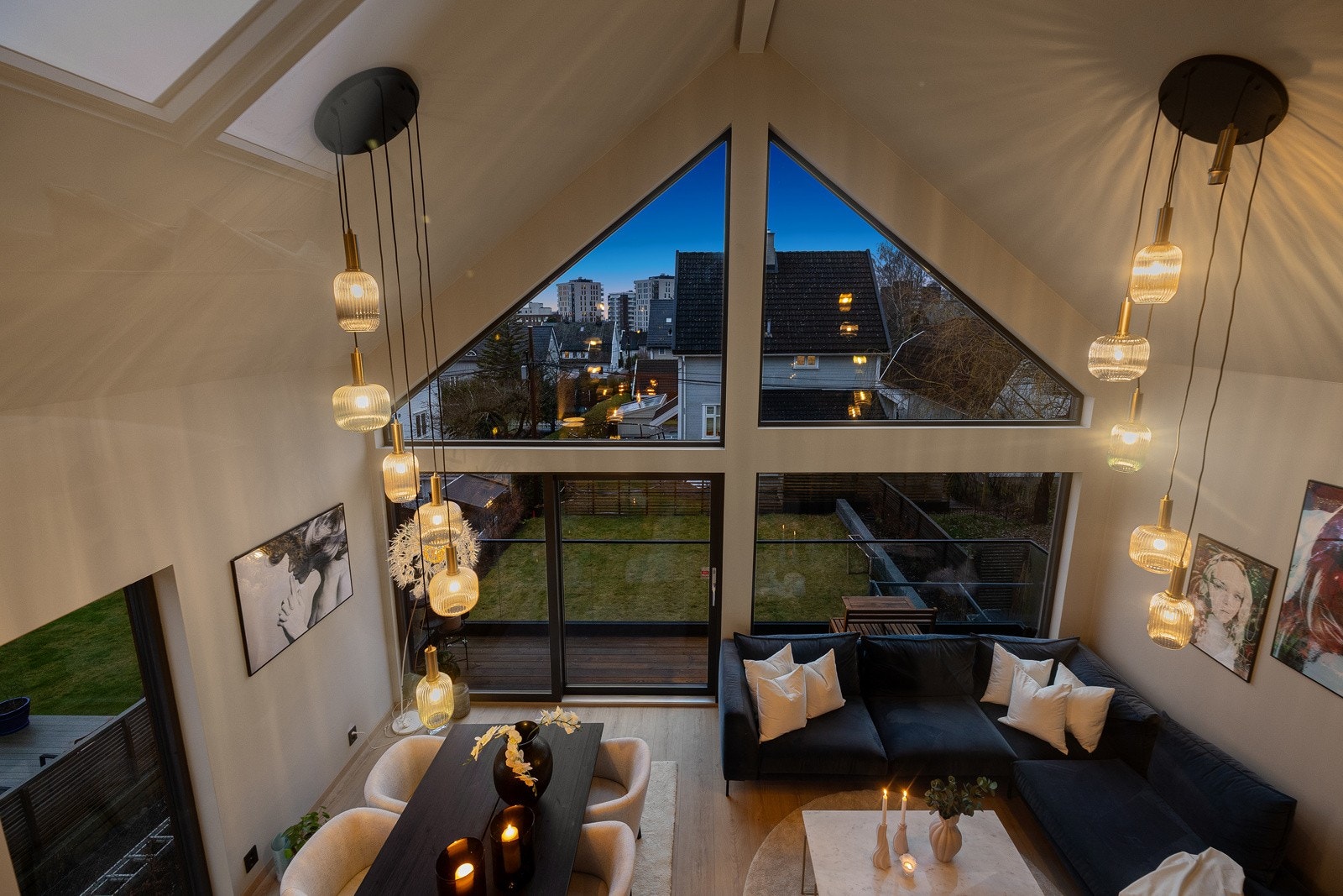 Et glassfelt vender ned mot stuen i 2. etasje, noe som både åpner rommet visuelt og skaper en imponerende forbindelse mellom loftet og resten av boligen. Galleribilde