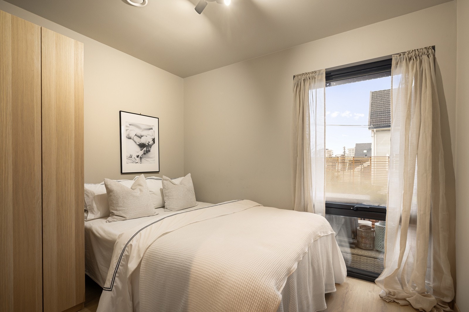 Soverom II - Soverommet er romslig og innbydende, malt i tidsriktige og lyse farger som gir en lun og behagelig atmosfære. Galleribilde