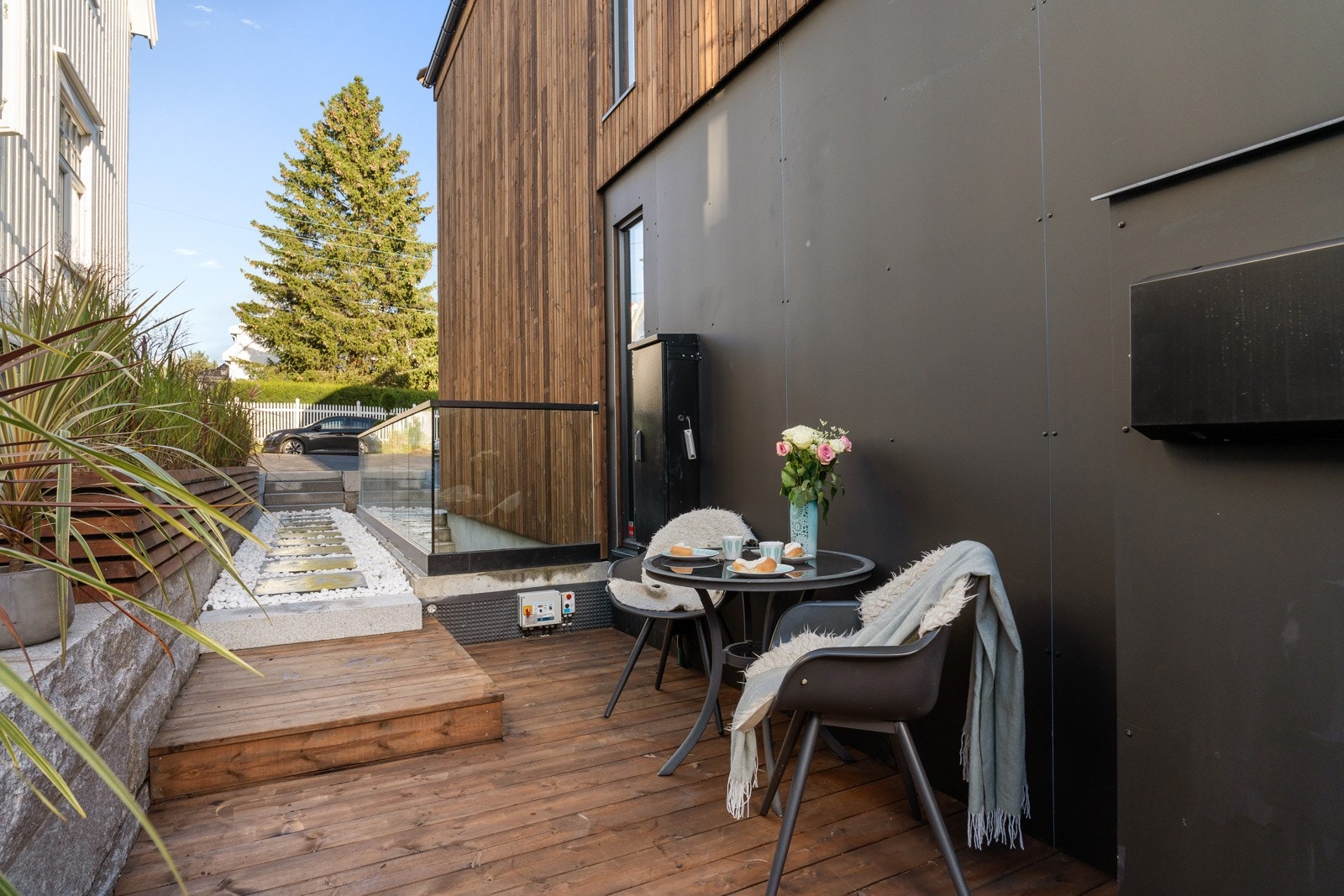 Hyggelig og pent inngangsparti til kjelleretasjen. Galleribilde