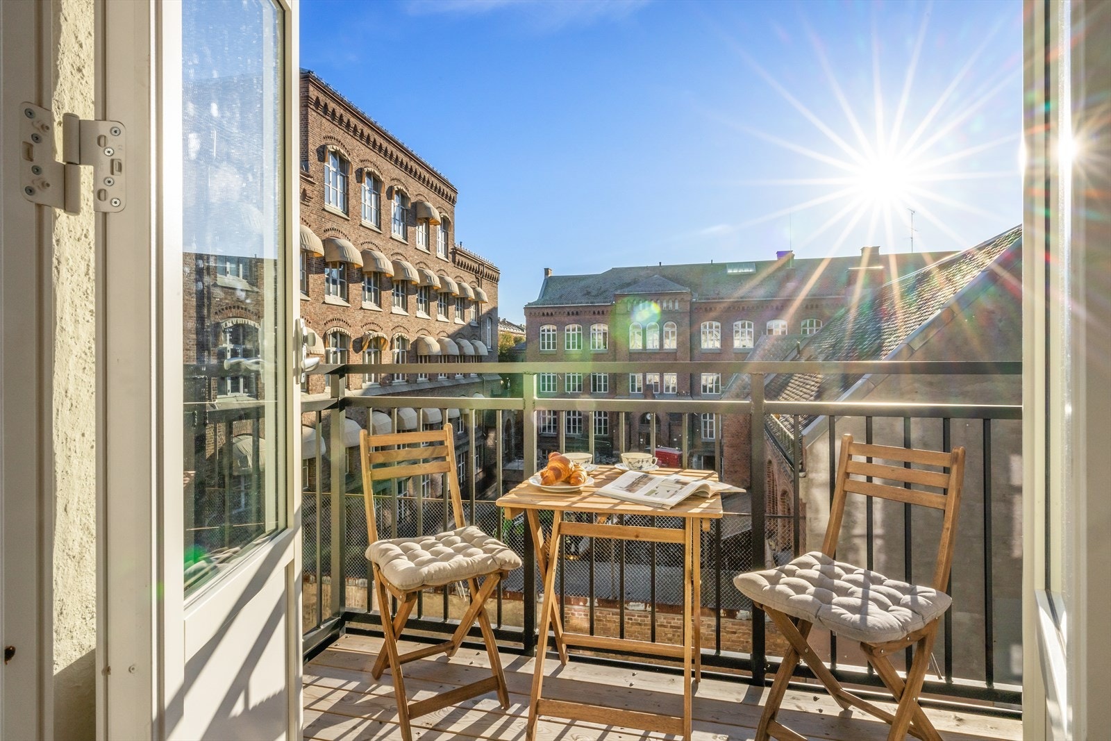 Trivelig balkong fra 2023, vendt mot sør/øst. Galleribilde