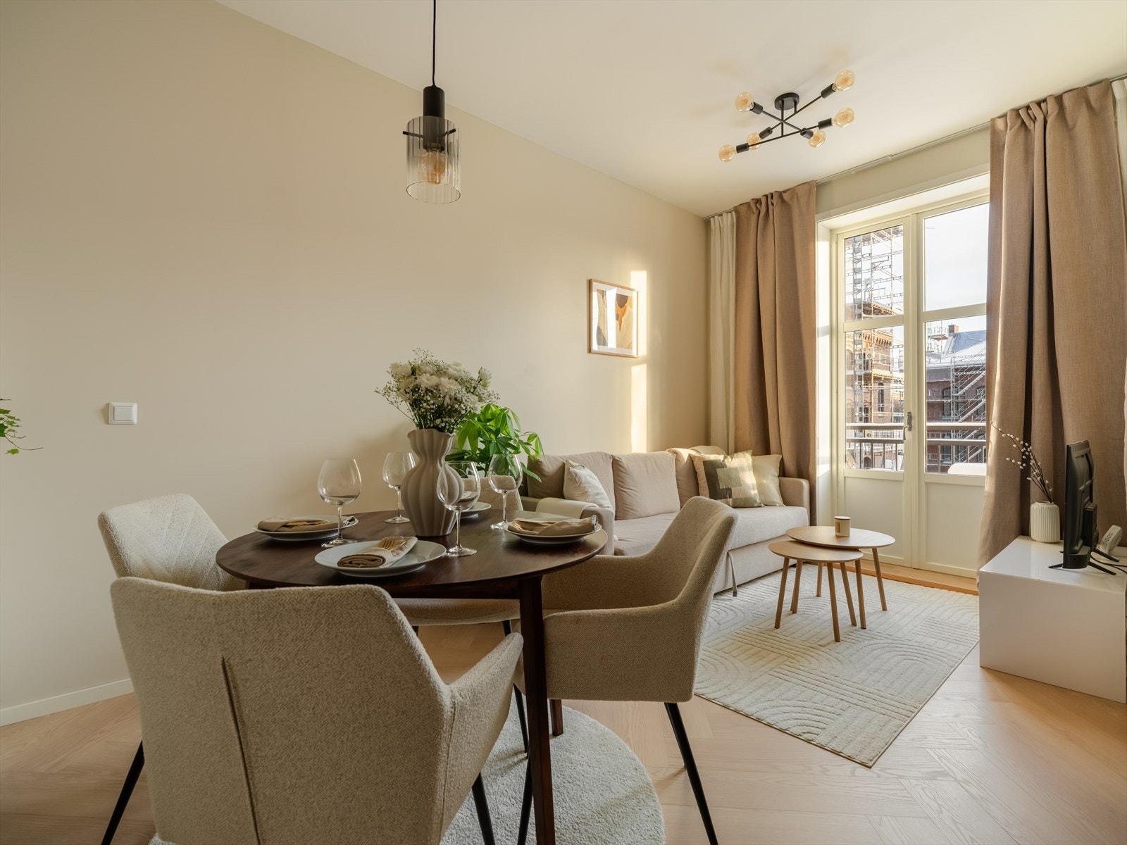 Den arealeffektive planløsningen gir god plass til både sofagruppe og spisebord. Galleribilde