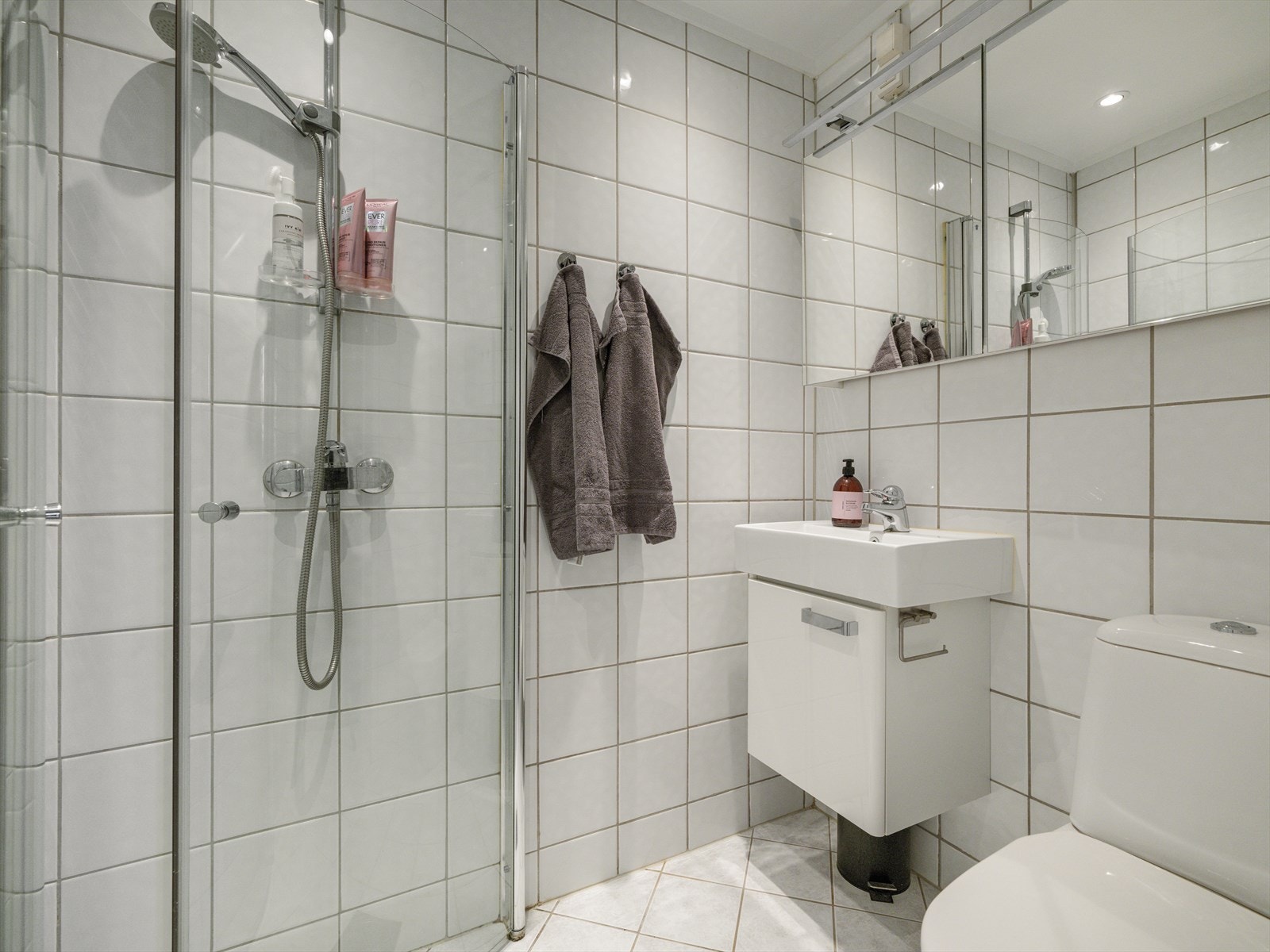 Fra entré er det adkomst til pent, helfliset bad med varmekabler i gulv. Galleribilde