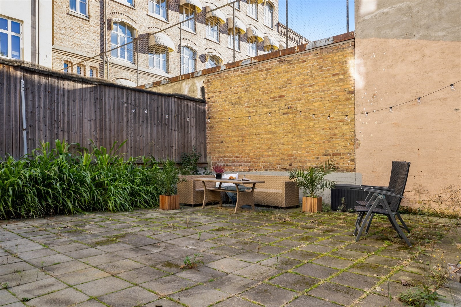 Tomten er pent opparbeidet med stensatt grunn og ulik beplantning. Galleribilde