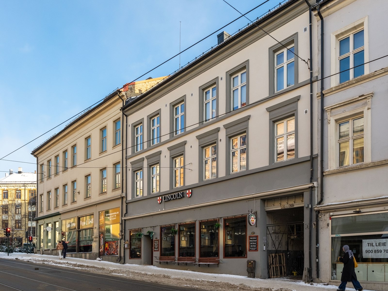 Bygården fra 1890 har pusset og malt teglsteinsmur, og ligger sentralt med butikker og serveringssteder i umiddelbar nærhet. Galleribilde