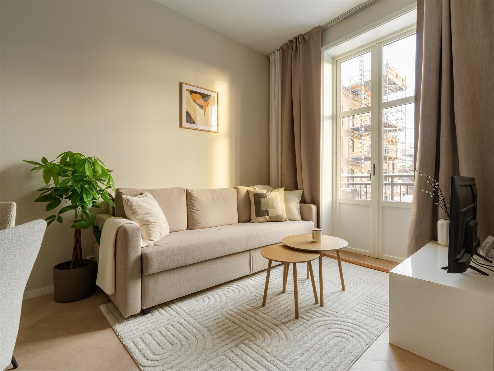 Sofaområdet er plassert ved siden av balkongen for enkel tilgang til uteområdet. Galleribilde