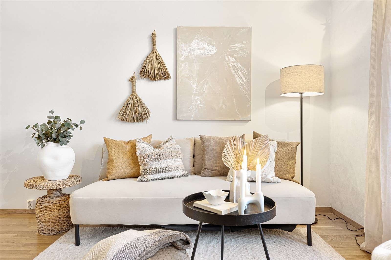 Boligen har fått energimerke B, merket med en lysegrønn farge. Dette indikerer at boligen har god energieffektivitet, noe som gir lavere energikostnader og et behagelig inneklima. Galleribilde