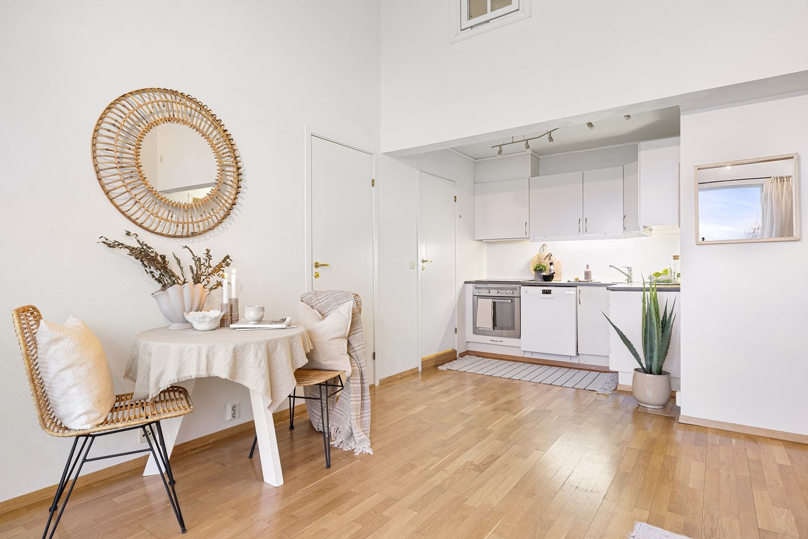 Kjøkken er utstyrt med integrert platetopp og stekeovn, oppvaskmaskin, mekanisk avtrekksvifte og har plass til kjøleskap hvilket som skaper et funksjonelt kjøkken. Alle hvitevarer følger handelen. Galleribilde