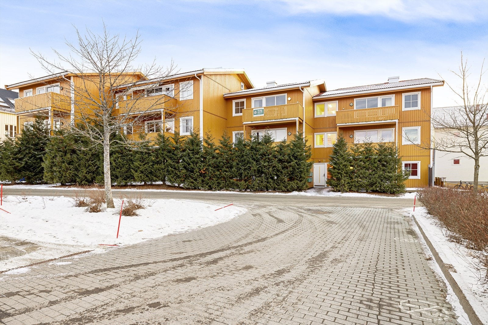 Boligblokken ble bygget ut i 2005, og sameiet har et stort grøntareal med koselige benkeplasser som kan benyttes av alle beboere. Galleribilde