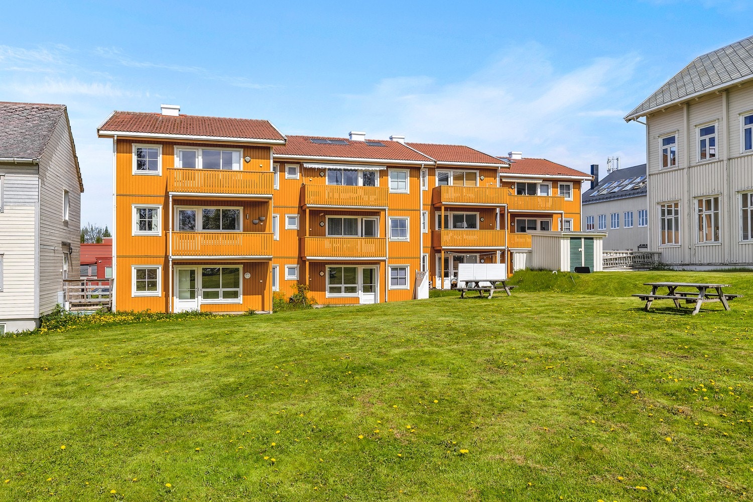 Sameiet disponerer et stort og frodig grøntareal, med noe beplanting og sitteplasser. Det store fellesarealet kan fritt benyttes av store og små. Galleribilde