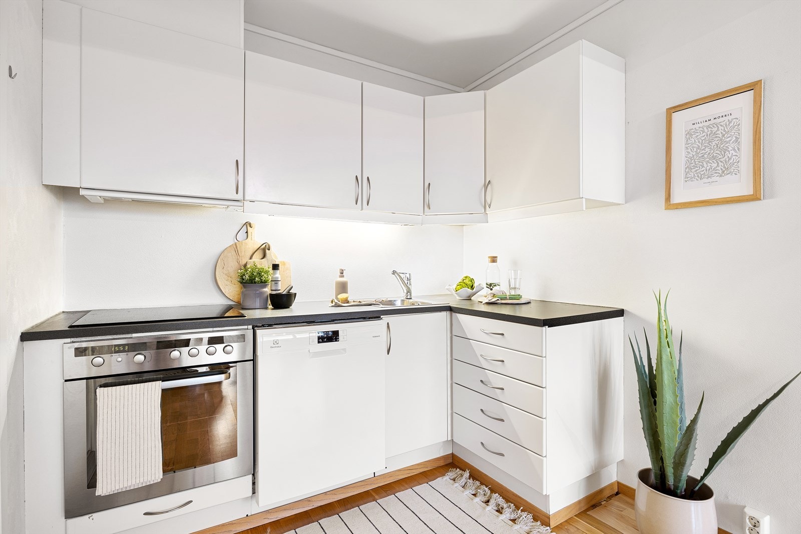 Kjøkkenet er godt vedlikeholdt og har fått tilstandsgrad 1 av takstmann. Enkelt og praktisk for en fremtidig kjøper! Galleribilde