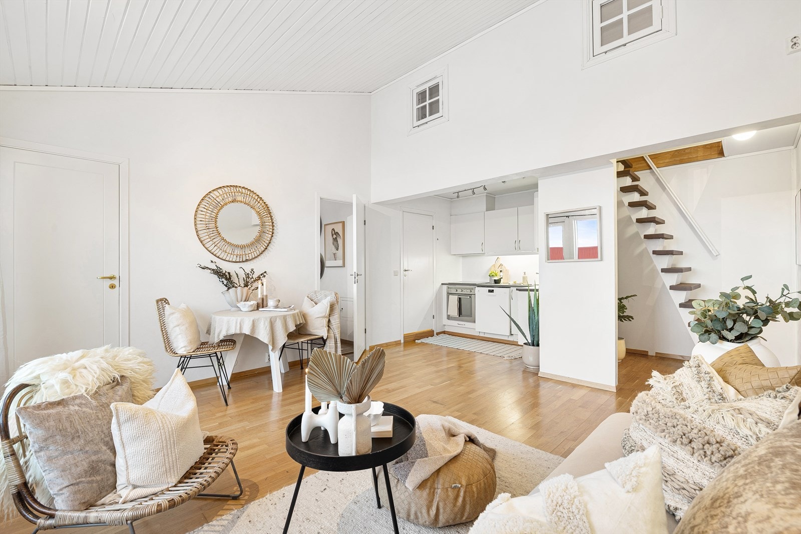 Velkommen til Brøsetvegen 145D! Heimdal Eiendomsmegling v/Alexandra Muravskaya har gleden av å presentere en særegen og velholdt selveier toppleilighet med hemsetasje og sjeldent god takhøyde med beliggenhet på Moholt. Galleribilde