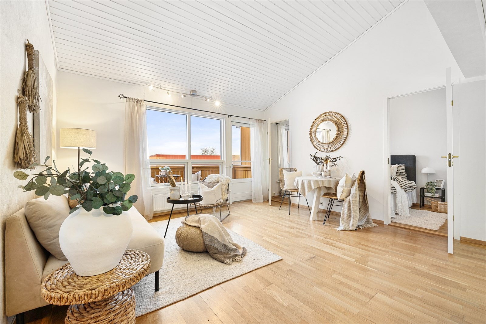 Nåværende eier har virkelig satt pris på kvalitetsdetaljene som store vindusflater og generøs takhøyde som tilfører boligen en ekstra sjarm. Galleribilde