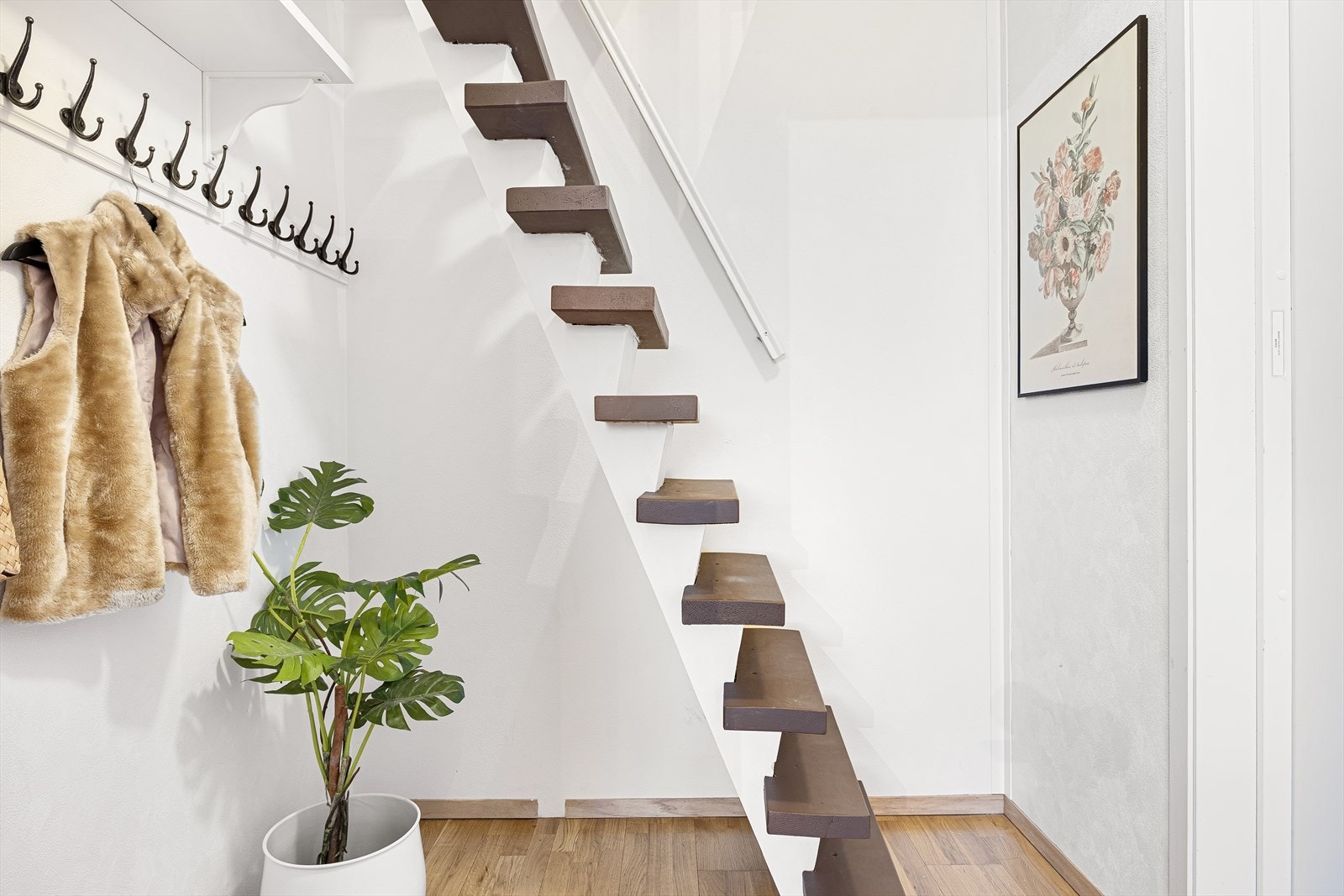 Trappen opp til hemsen ble pusset og oppmalt i 2026. Galleribilde