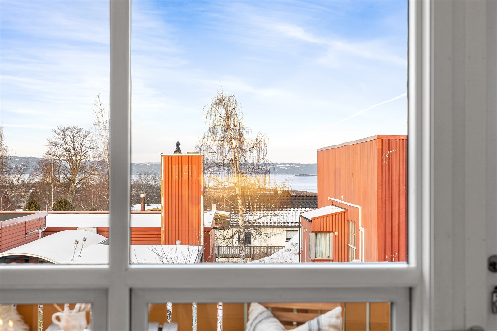 Fra leiligheten så kan Trondheimsfjorden skimtes i rolige omgivelser. Galleribilde