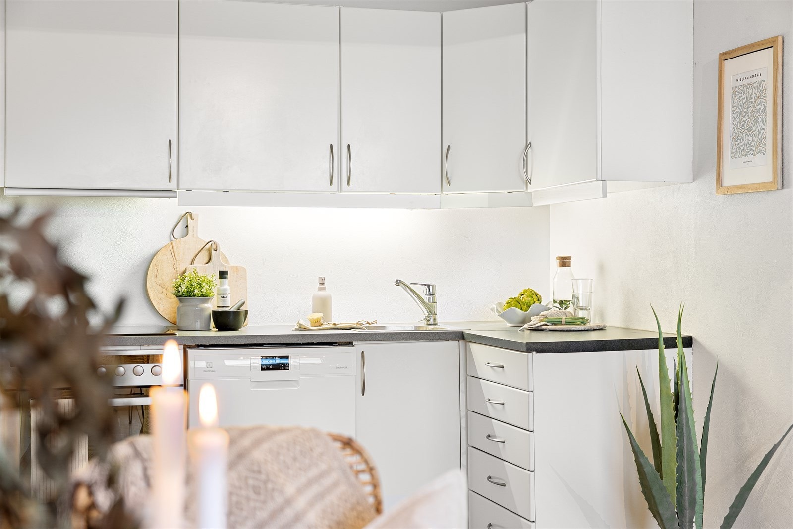 Selger opplyser om et rolig nabolag med kort avstand til ulike servicefasiliteter, NTNU Dragvoll, dagligvarebutikker, kollektivtransport og skoler/barnehager. En hyggelig og trivelig boplass. Galleribilde