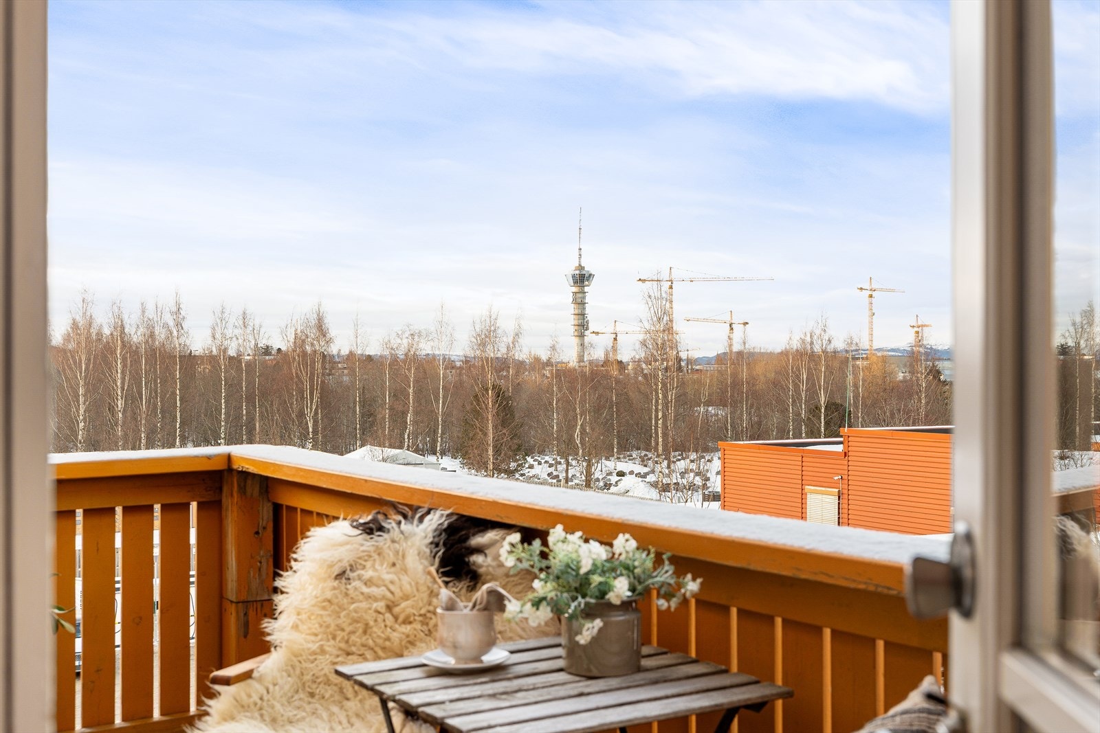Balkongen byr på god plass til både sittegruppe og grill, og fungerer som et herlig ekstrarom på varme sommerdager. Perfekt for både avslapning og hyggelige sammenkomster gjennom vår- og sommerhalvåret. Galleribilde