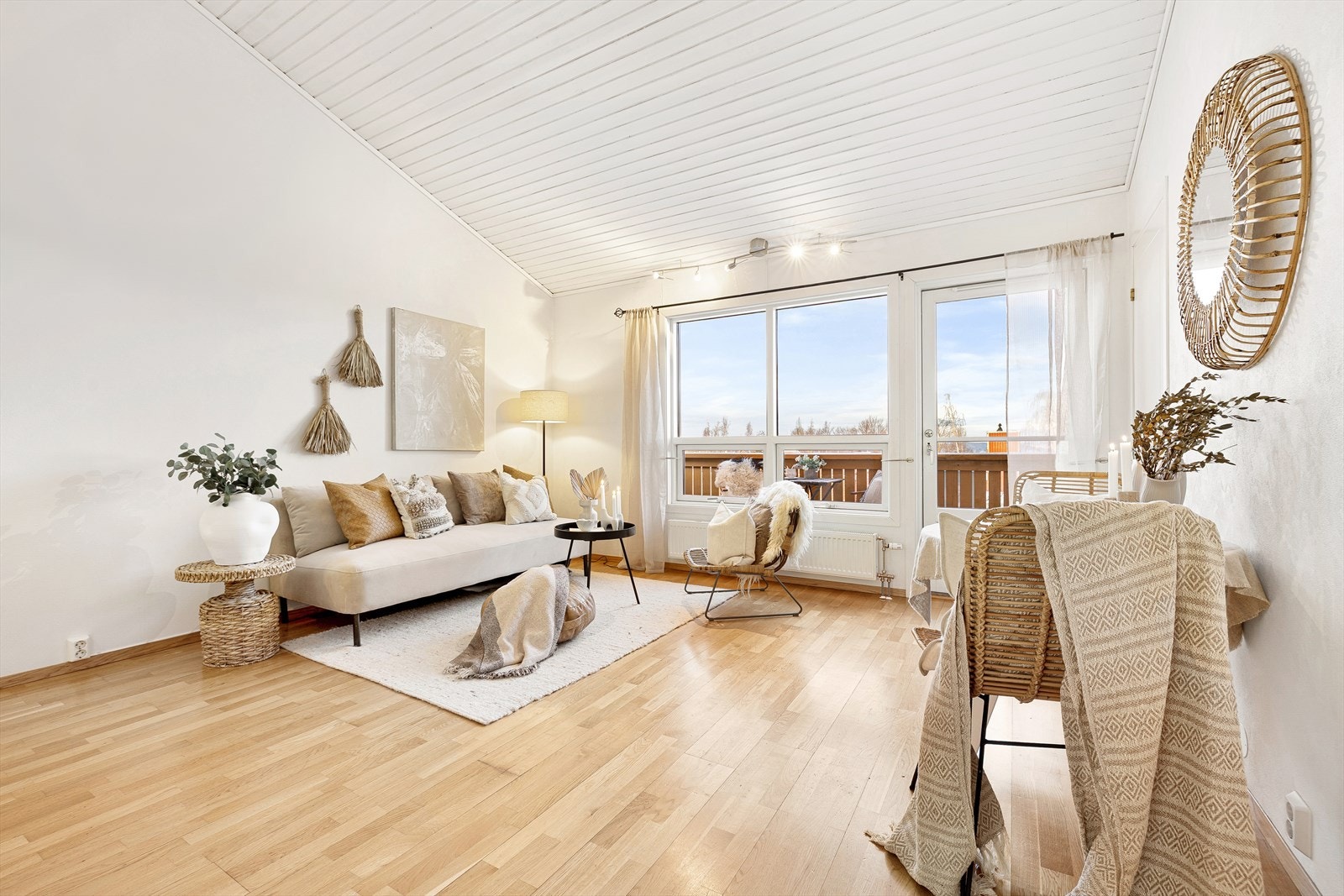 Boligen skiller seg ut med store vindusflater og generøs takhøyde, som fyller rommene med et fantastisk lys og skaper en luftig, innbydende atmosfære. Galleribilde