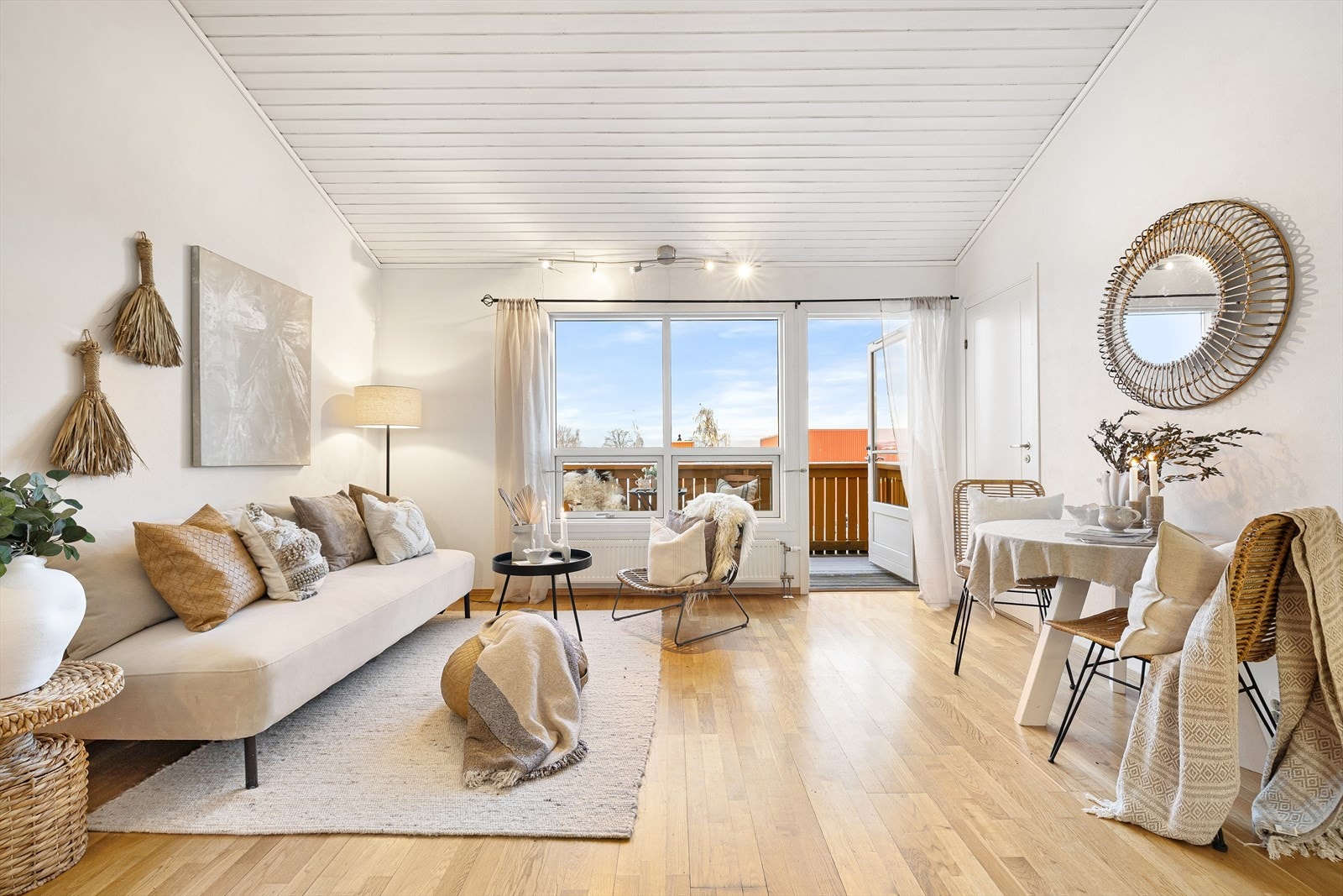 En åpen stue- og kjøkkenløsning på 21,5 m² danner boligens samlingspunkt, hvor det her er god plass til sosiale sammenkomster. Galleribilde