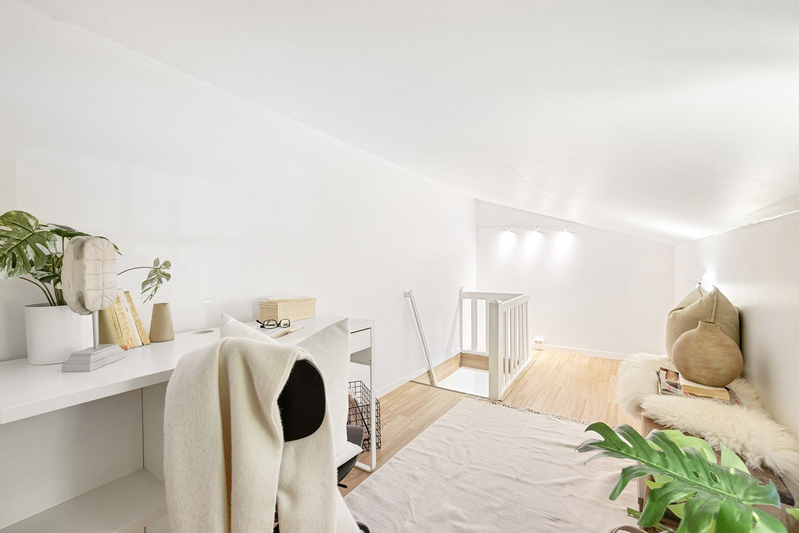 Hemsen gir romslig oppbevaringsplass, perfekt for kommode eller ekstra lagring. En praktisk løsning som gjør det enkelt å holde hjemmet ryddig og organisert. Galleribilde