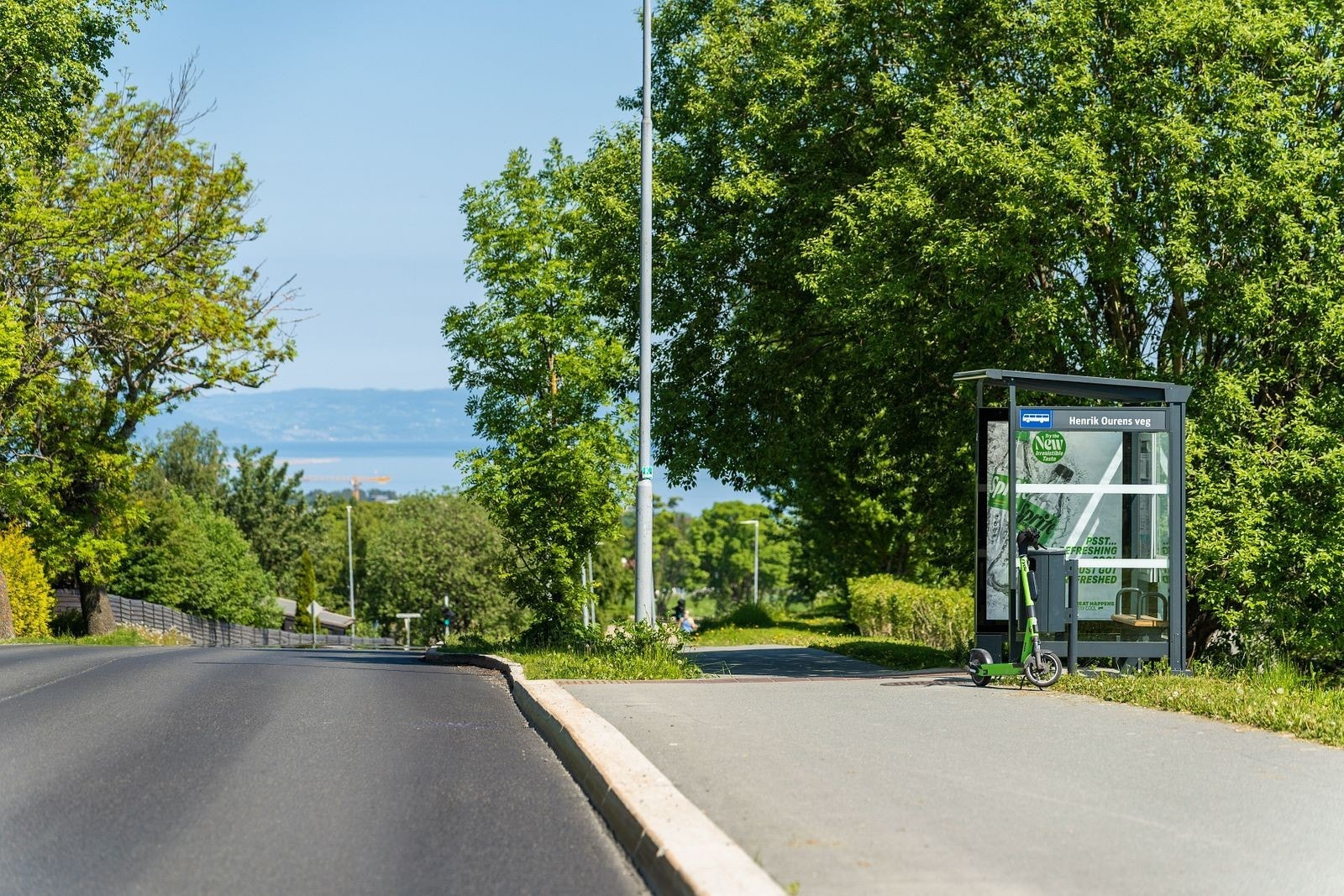 Det er kort gangavstand til offentlig transport og området har gode bussforbindelser til blant annet sentrum og NTNU sine campuser. Nærmeste holdeplass er Henrik Ourens veg, som ligger ca. 2 minutter gange fra leiligheten. Her kommer linje 12 og 113. Galleribilde