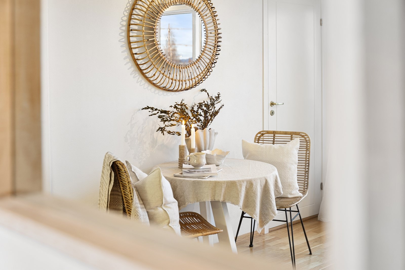 Spisestuen har sin naturlige plass i rommet, og fungerer som et bindeledd mellom stue og kjøkken. Her kan man fint innrede med et langbord eller bord med klaff/ileggsplater slik at det kan gjøres større ved behov. Galleribilde