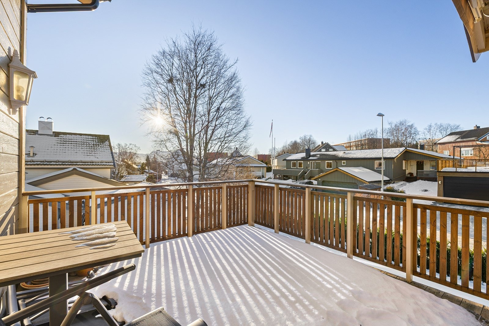 Sørvendt veranda på 9 m², som gir gode solforhold og en fin forlengelse av stuen. Galleribilde