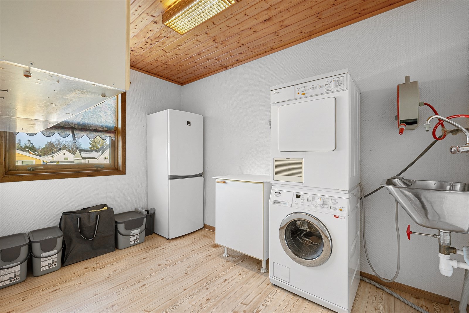 Der utstyrt med bereder, opplegg for vaskemaskin og naturlig avtrekk. Galleribilde