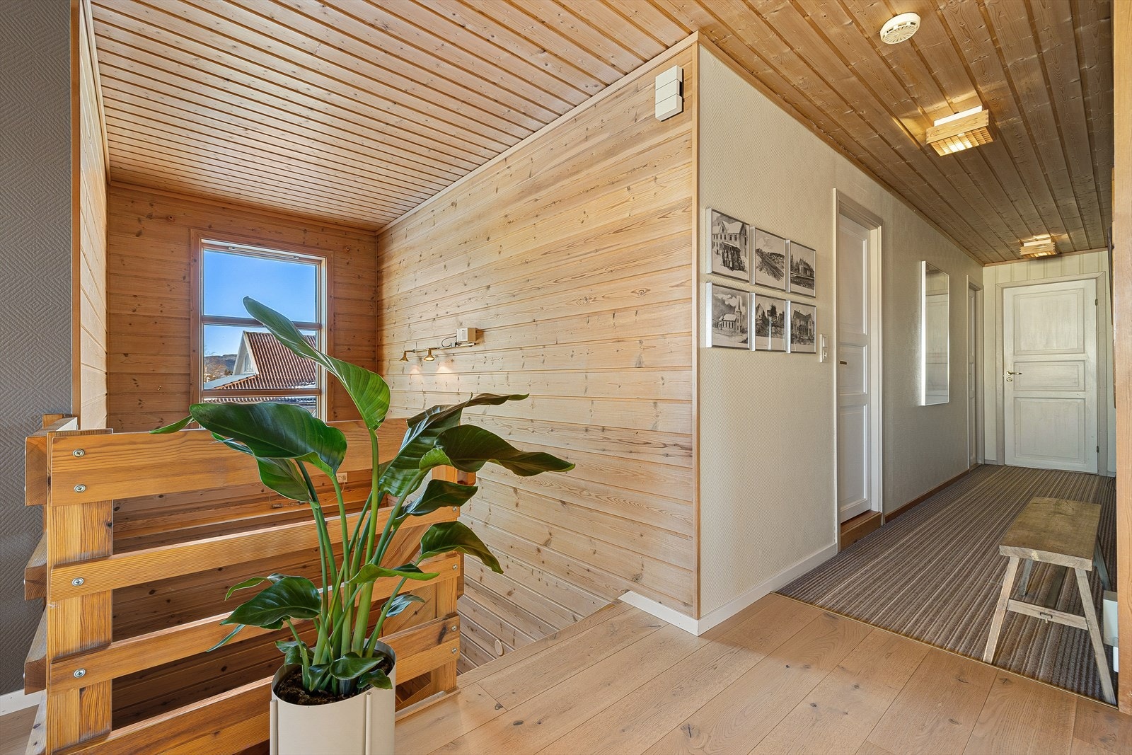 I det du kommer opp trappen, møter du boligens 2. etasje. Denne etasjen inneholder tre soverom, bad, vaskerom, kjøkken, stue, samt både veranda og balkong Galleribilde