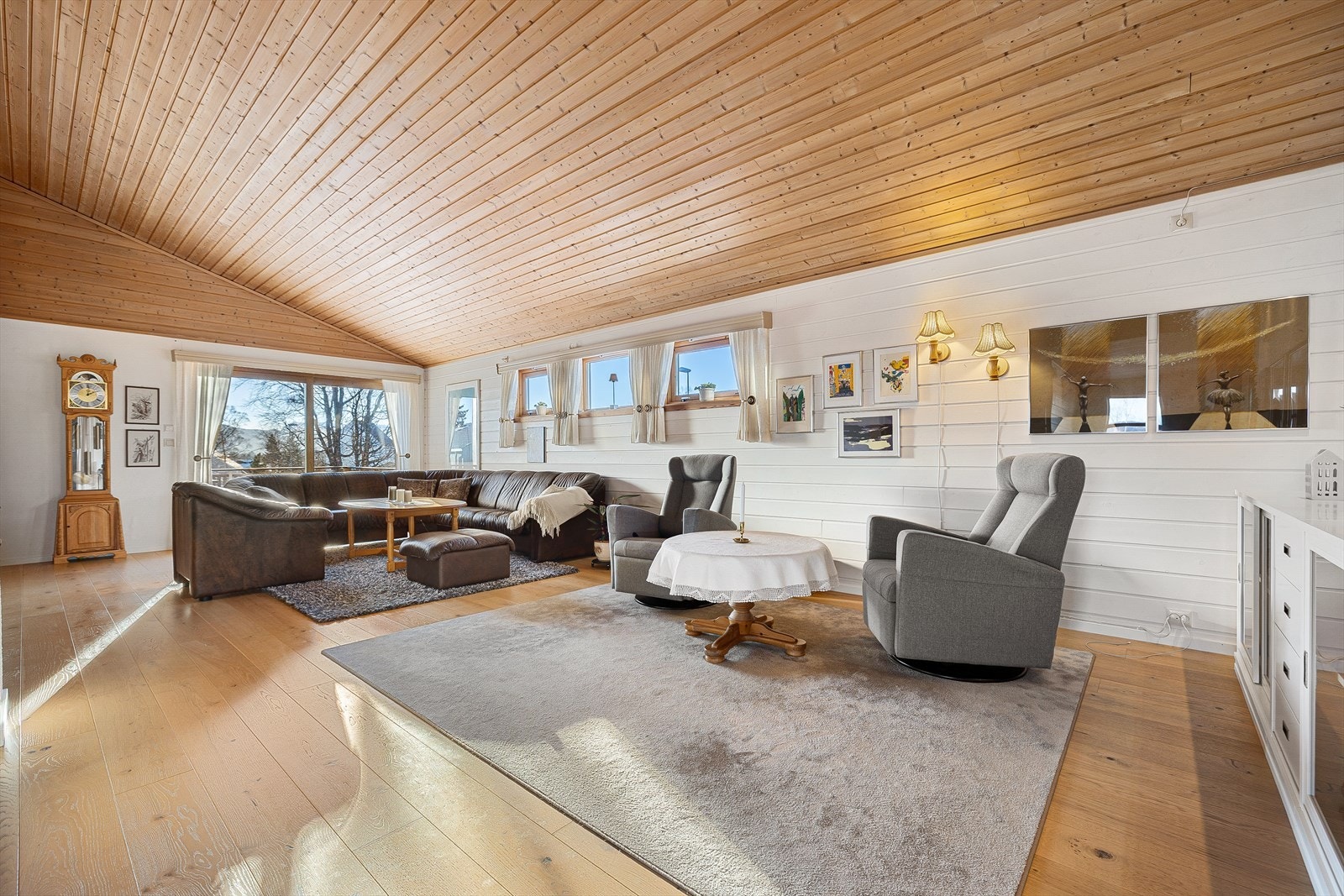 Elegant og romslig stue på 48,5 m² inkl. trapp. Fra stuen er det utgang til veranda. Galleribilde