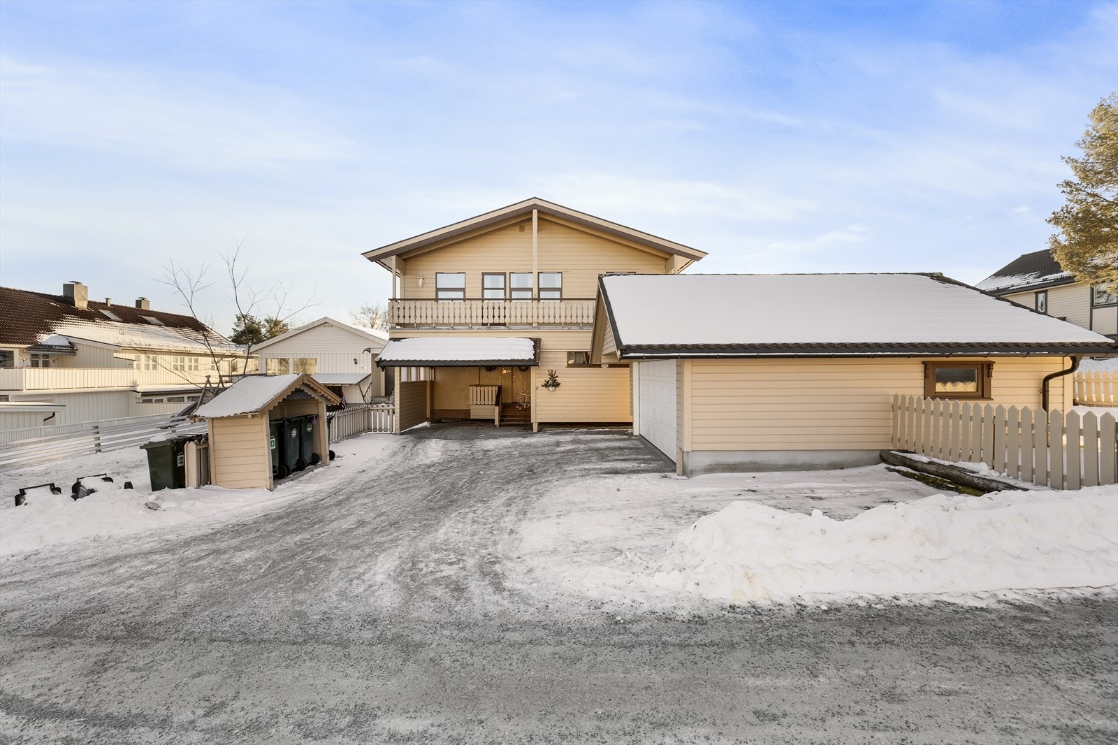 Boligen har en godkjent utleiedel som gir fleksibilitet, enten du ønsker å leie ut, benytte arealet som hjemmekontor eller tilrettelegge for gjester. Galleribilde