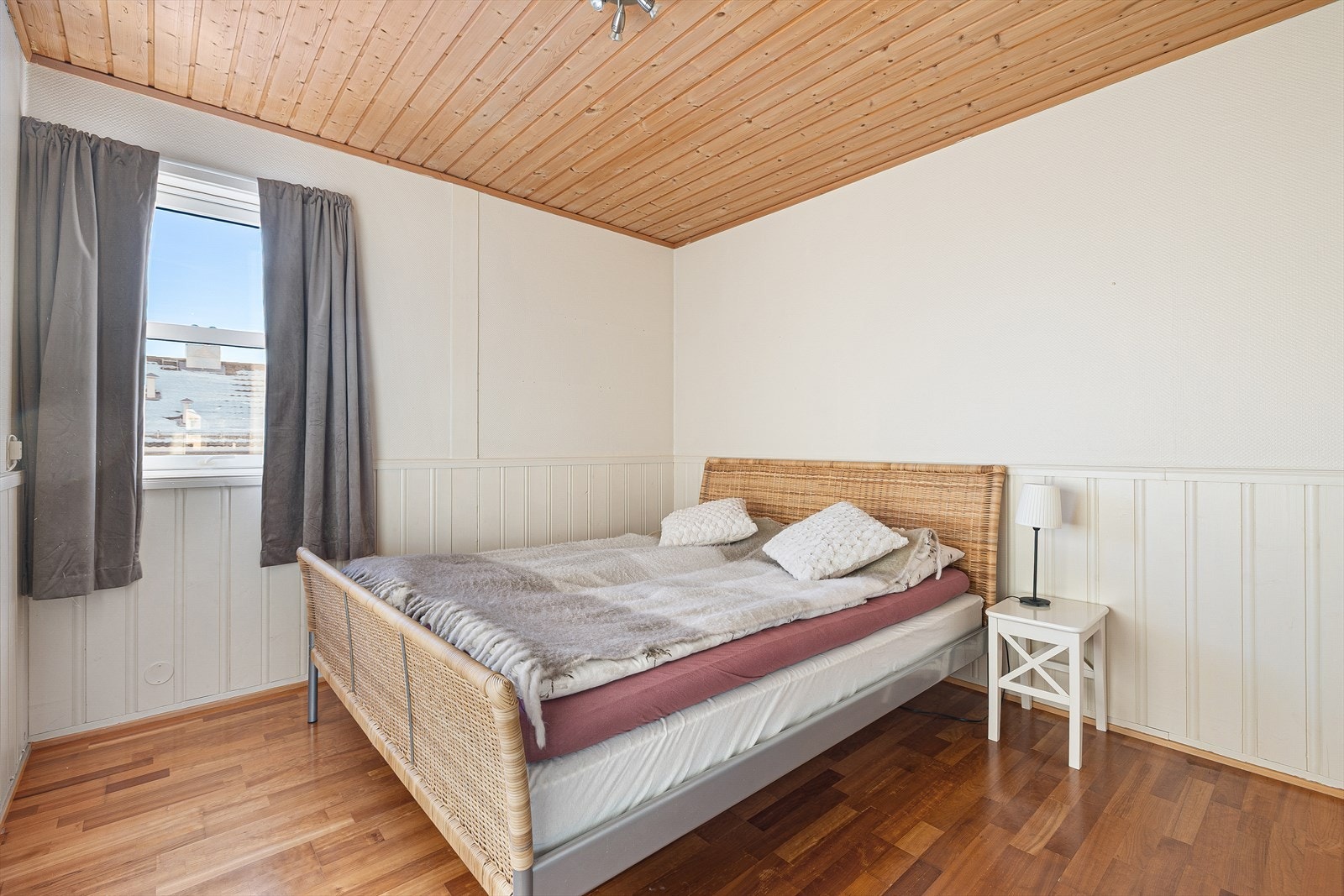 Rom på 12 m² har plass til dobbeltseng og nattbord, og egner seg godt som soverom eller gjesterom. Galleribilde