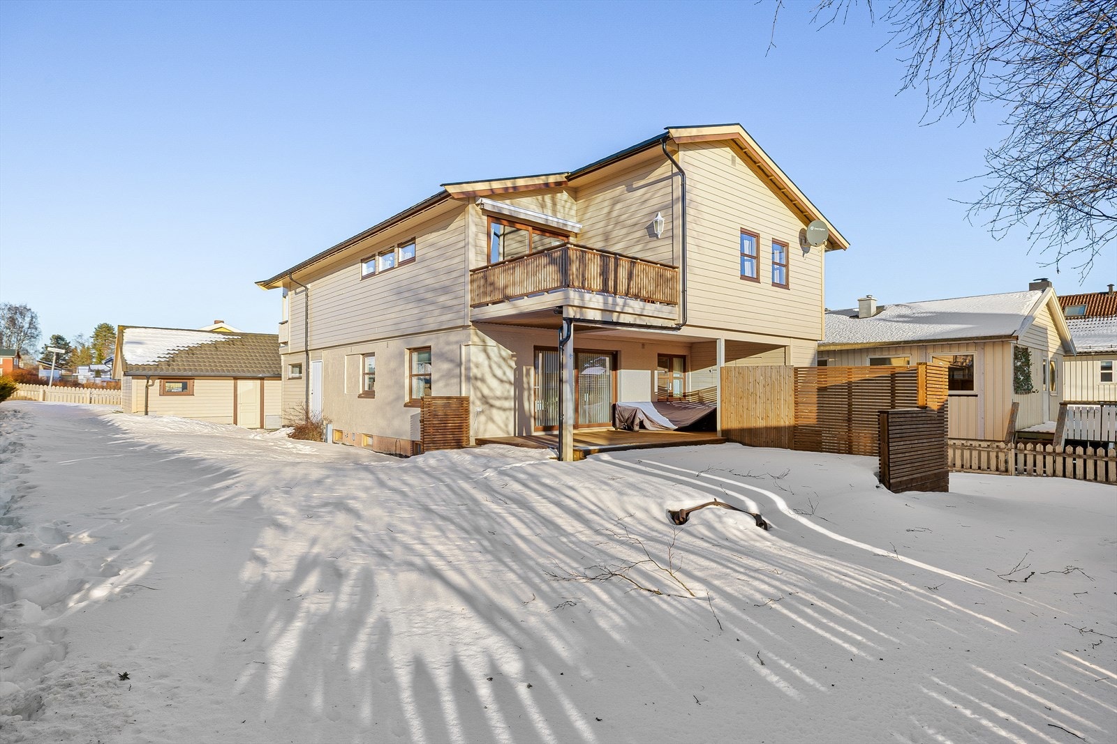 Boligen ligger sentralt på Heimdal, med korte avstander til kollektivtransport, butikker og skoler. Galleribilde