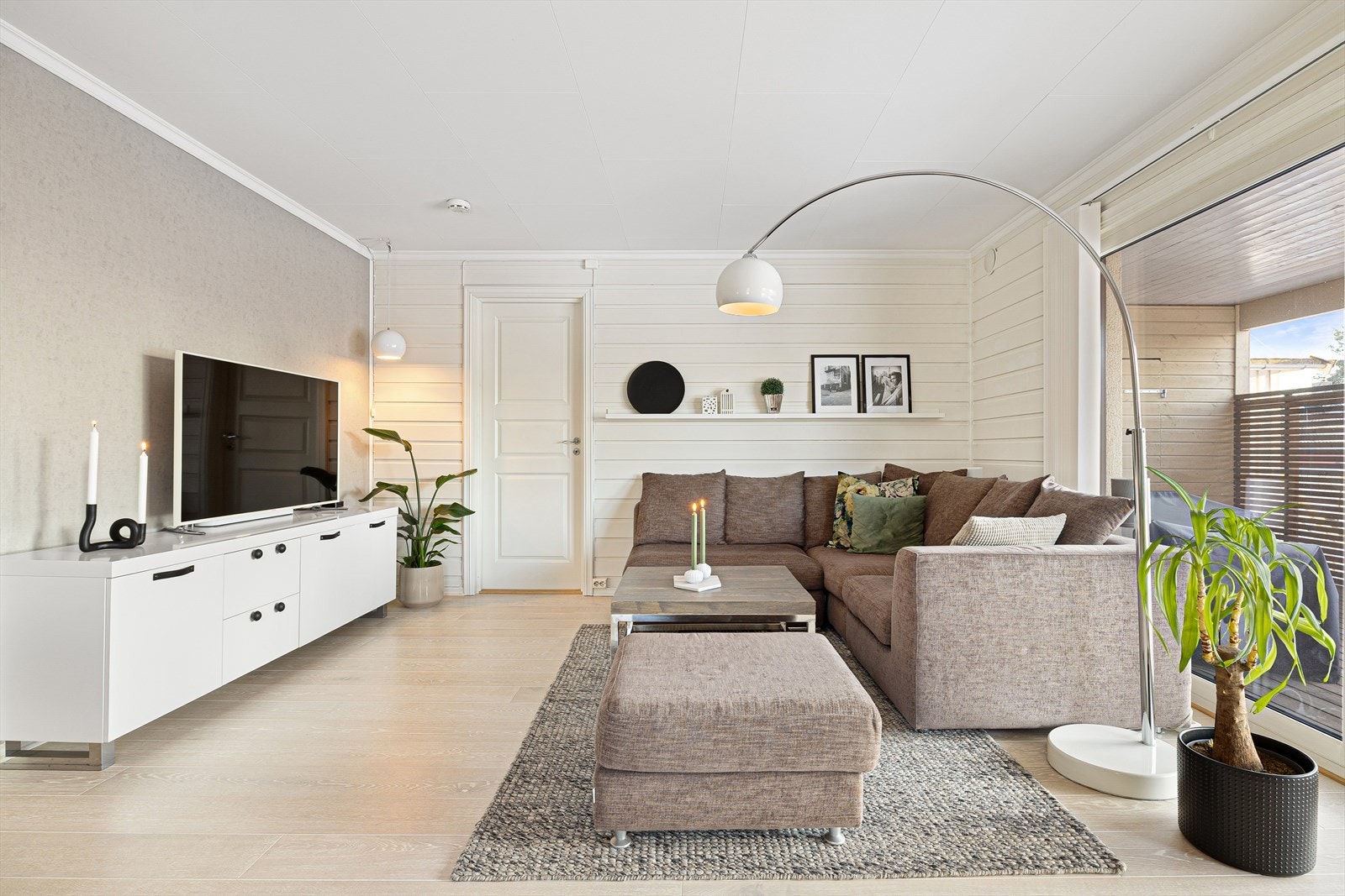 Planløsningen gir gode muligheter for både hjørnesofa, tilhørende møblement og tv benk. Galleribilde