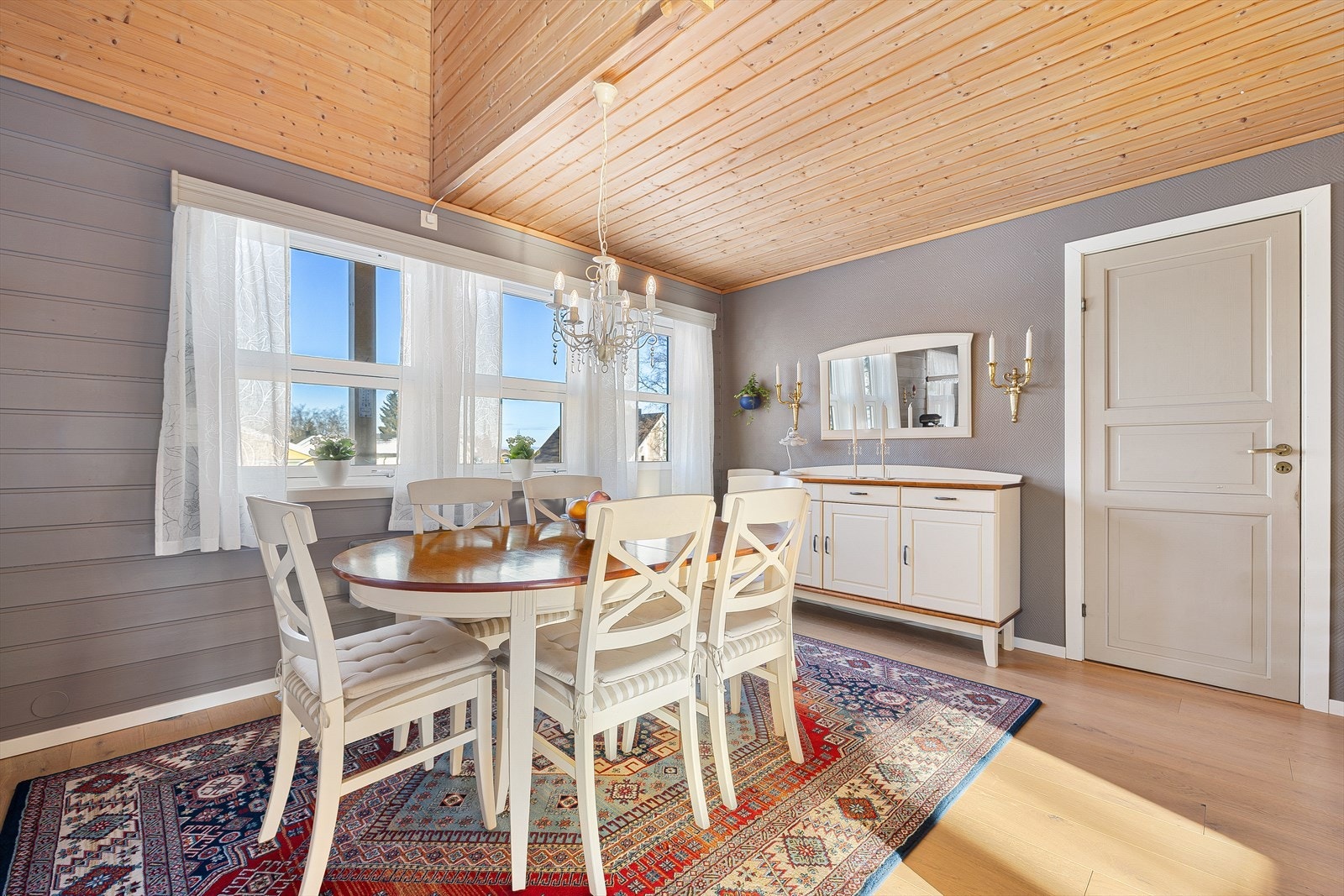 Fra spiseområdet har du direkte tilgang til en romslig balkong på 11 m². Galleribilde