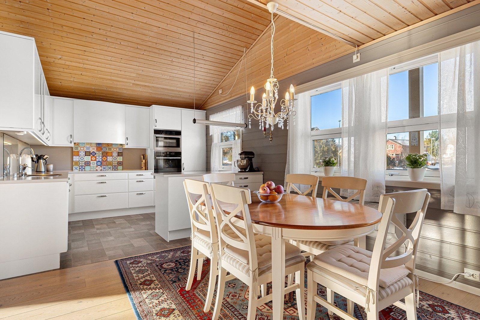 Kjøkkenet fra 2016/17 fremstår moderne og velholdt, uten indikasjoner på skader og med TG 1. Galleribilde