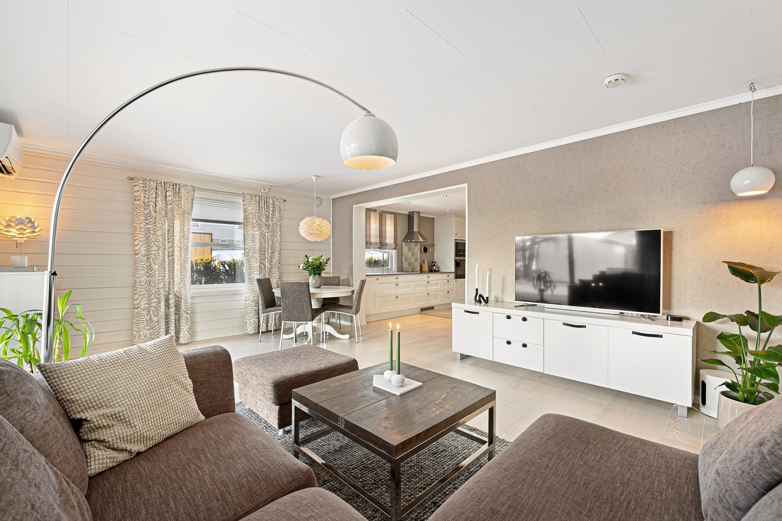 Fra stuen er det en glidende overgang mot kjøkkenet, med spisebord plassert naturlig mellom de to sonene. Galleribilde